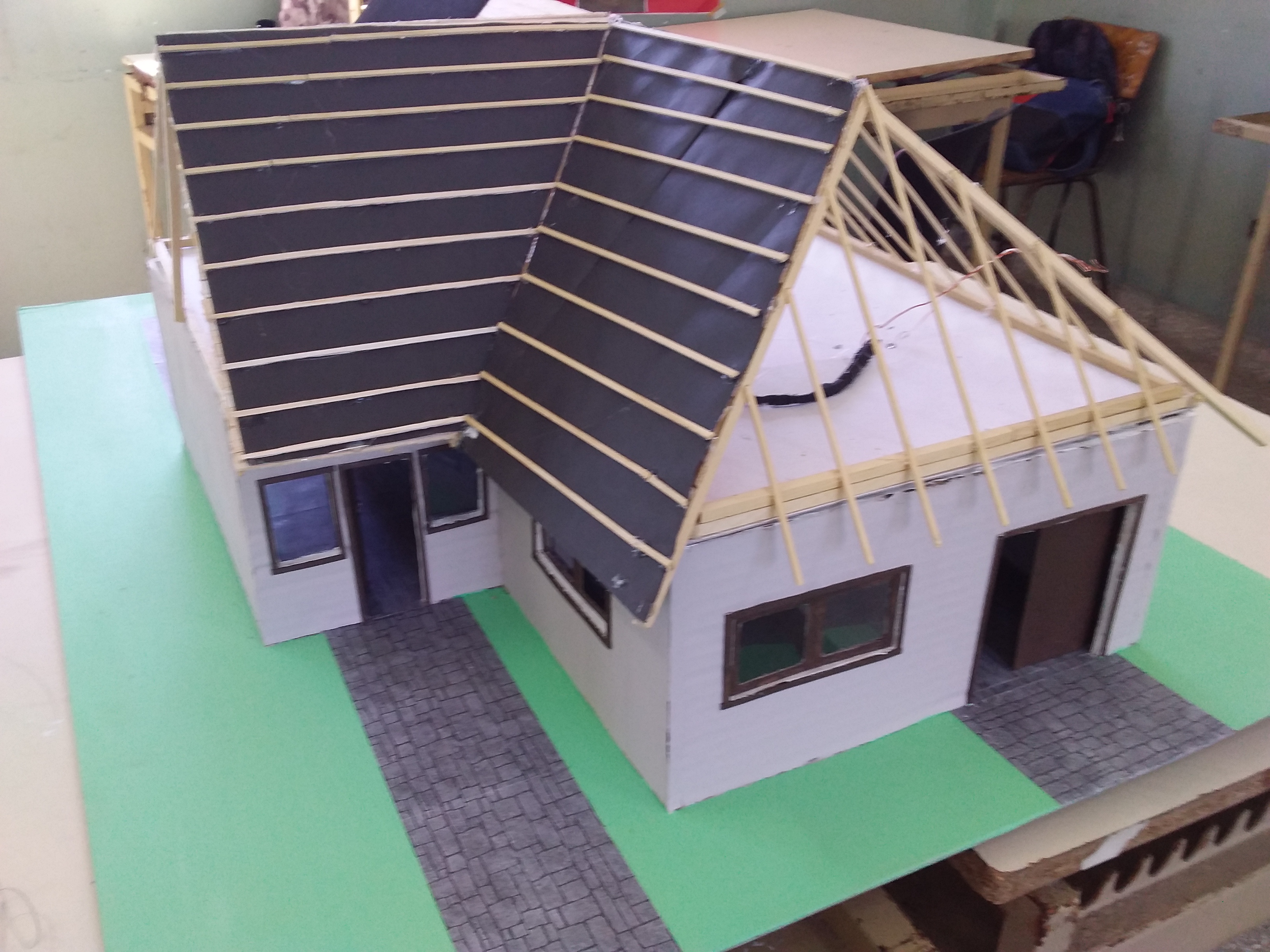 Maqueta de vivienda con estructura de techo a la vista