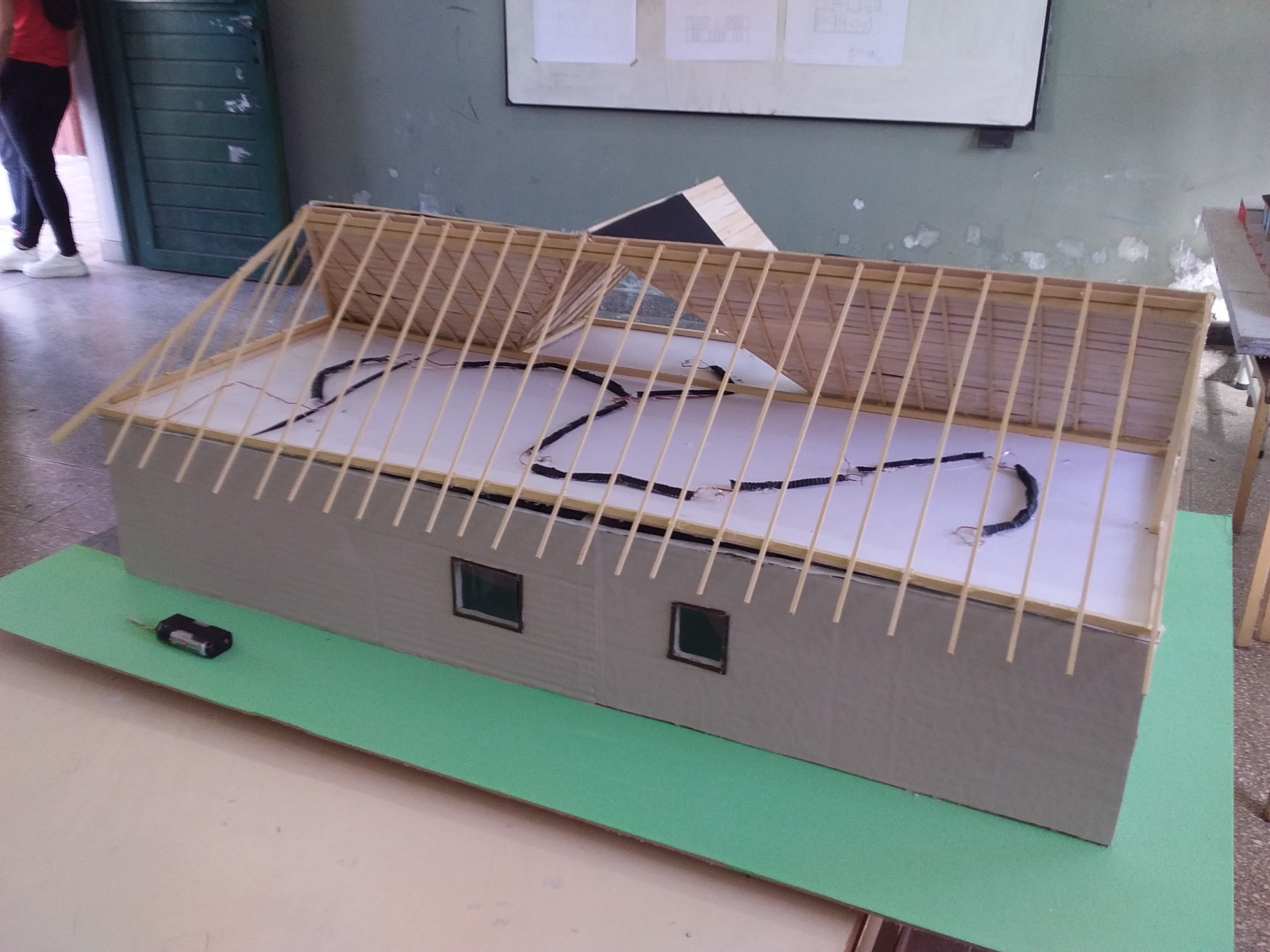 Maqueta de vivienda con instalación eléctrica y armado de cabriadas