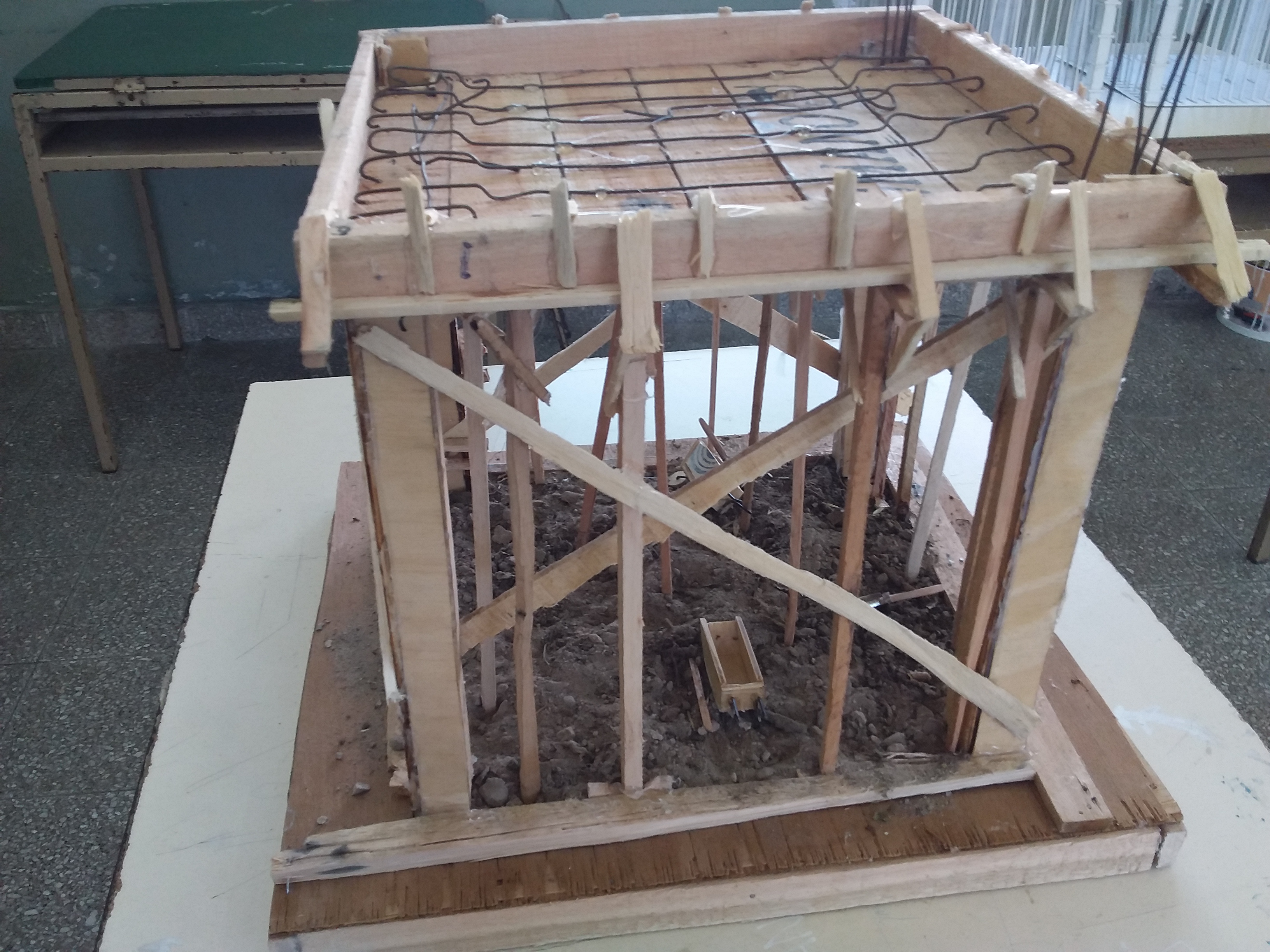 Detalle de armado de la maqueta de vivienda