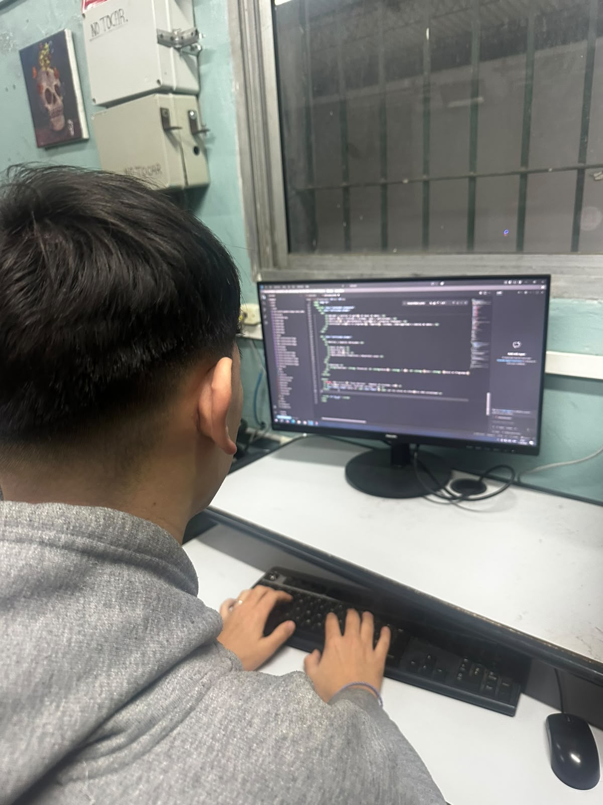 Alumno trabajando en HTML5 desde Visual Studio Code