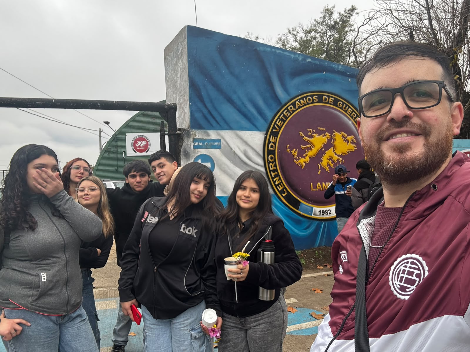 Estudiantes en salida educativa frente al Centro de Veteranos de Malvinas
