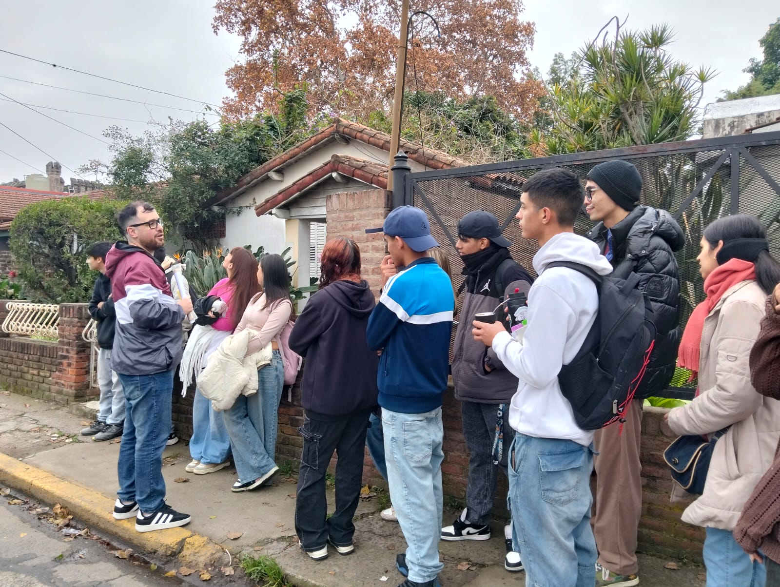 Estudiantes en recorrido guiado por el barrio